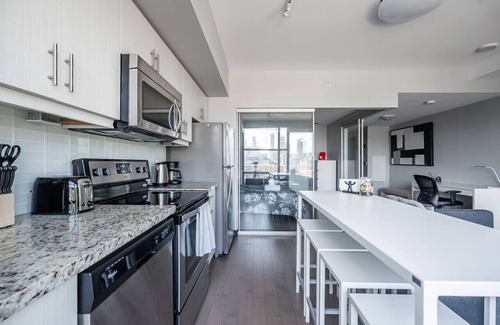 Chinatown Apartment | Stylish 1BR Condo: Scenic City View & Free Parking