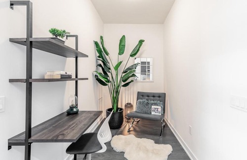 Wellington Place Apartment | Stylish Apartment in Fort York