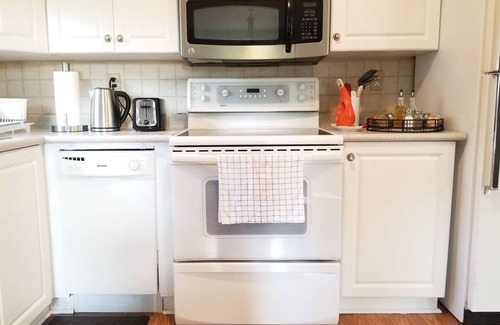 York Regional Municipality House | Stylish, Modern 2nd Floor Private Apt. In Quiet Area, Close To Lake Simcoe