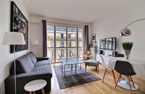 Champs-Elysees Apartment | SUNDRENCHED HAUSSMANIAN LUXURY PIED-À-TERRE IN CHAMPS ELYSEES