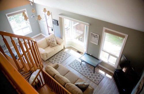 Parham House | Sunny Hilltop Hideaway on the Lake