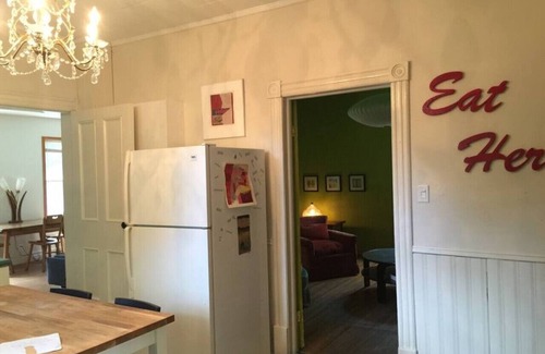 Stratford Apartment | The Happy House - 5 bedrooms! Right downtown.