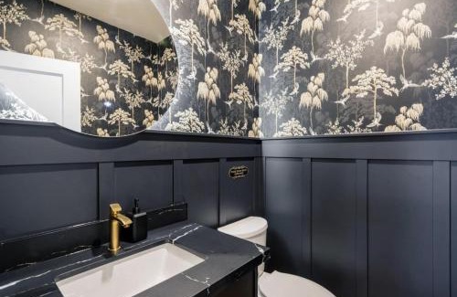 The Blue Mountains Ski Chalet | The Luxury Black Rose Chalet at The Blue Mountains for 20