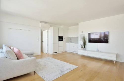Grenelle Apartment | Top Floor Eiffel Tower View and High-speed Wi-Fi
