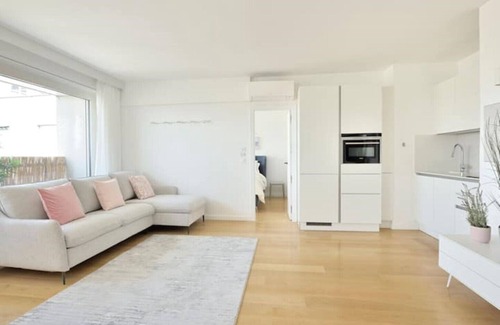 Grenelle Apartment | Top Floor Eiffel Tower View and High-speed Wi-Fi