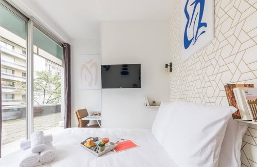 15th Arrondissement Apartment | Tour Eiffel - Saint-Charles 12: cosy flat for 2