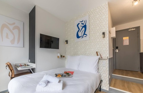 15th Arrondissement Apartment | Tour Eiffel - Saint-Charles 12: cosy flat for 2