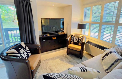 Craigleith Condo | Trendy Blue Mountain Studio - King Bed Free Coffee