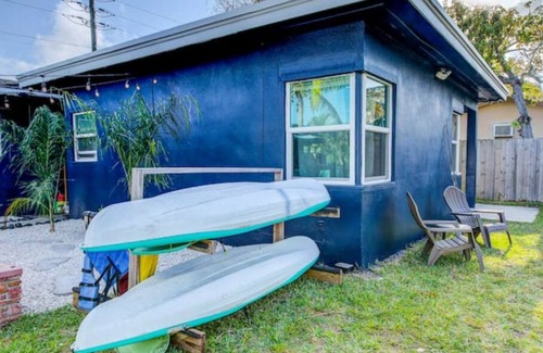 Poinciana Park House | Tropical Jungle House on the River
