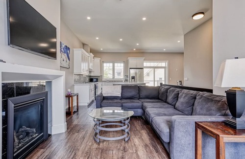 The Blue Mountains Villa | Two Minute Walk To The Blue Mountain Village !!!