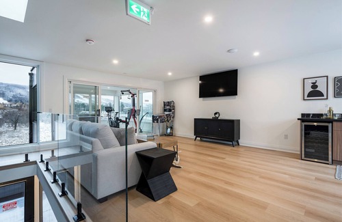 The Blue Mountains Ski Chalet | ULTRA LUXURY BLUE ROSE CHALET BUILT IN 2023 HOSTS 12 GUESTS GYM/HOTTUB/GAMES