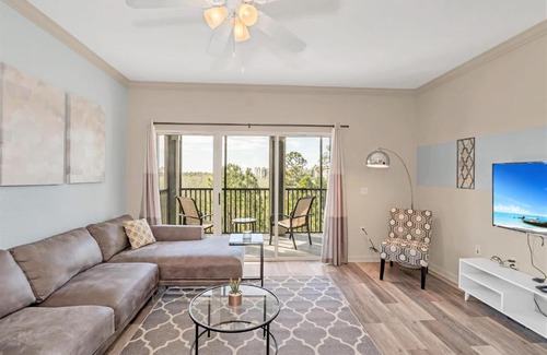 West Kissimmee Apartment | Upscale 3BR Condo with Netflix and shared Pool and Hot Tub, near Disney!