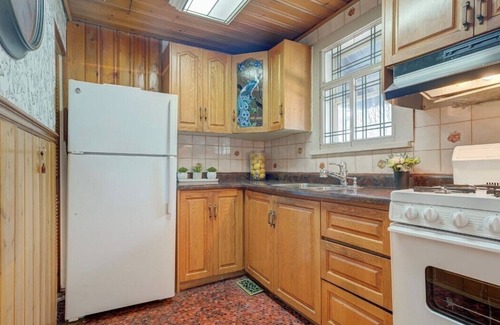 Leslieville House | Vintage Cottage minutes from downtown