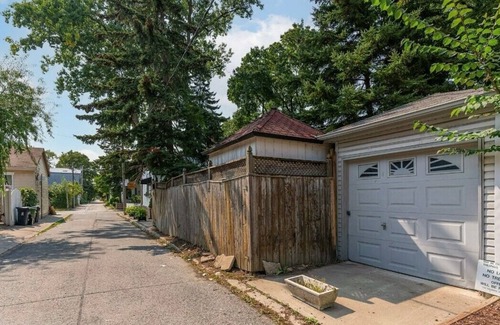 Leslieville House | Vintage Cottage minutes from downtown