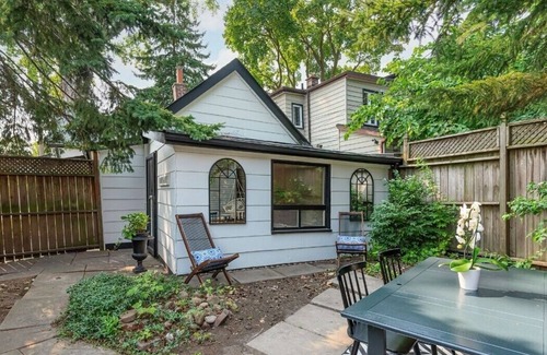 Leslieville House | Vintage Cottage minutes from downtown
