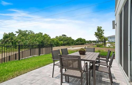 Reunion House | W477 - The Blue Suede Townhome