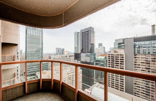 Bay Street Corridor Apartment | Walk to Sick Kids Hospital Bay St. Condo (Sleeps 4) w Big Balcony & Free Parking