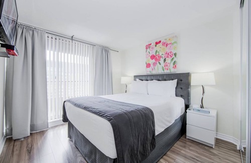 Bay Street Corridor Apartment | Walk to Sick Kids Hospital Bay St. Condo (Sleeps 4) w Big Balcony & Free Parking