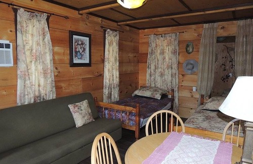 Grey Highlands House | Waterfront cozy cabin on private trout lake