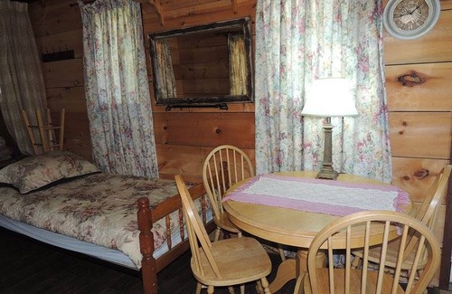 Grey Highlands House | Waterfront cozy cabin on private trout lake