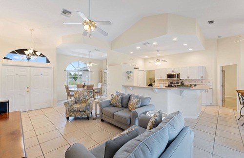 Fort Myers House | Waterfront Southern Exposure 3/2 Pool home on a Wide Fresh Water Canal!