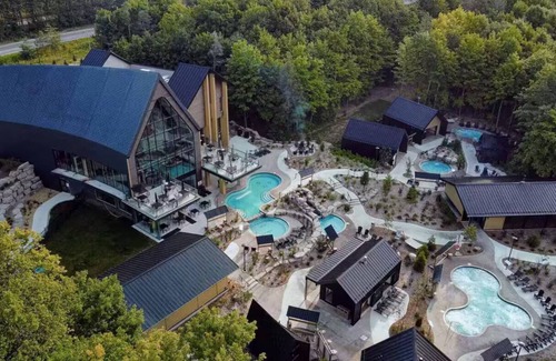 Oro-Medonte Condo | Wildwood Hot Tub + Indoor/Outdoor Pool + Sauna + Game Room