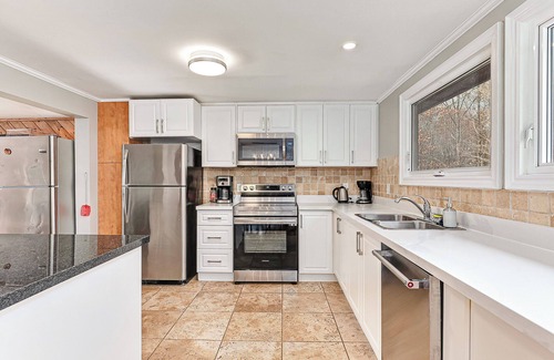 The Blue Mountains Ski Chalet | Woodland Edge (7 bedrooms+Hot Tub+Pool for summer)
