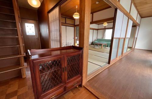 Kofu House | ぶどう畑に囲まれた貸切宿 白百合醸造から徒歩すぐ"Vineyard Vista" Vacation rental short walk from Winery