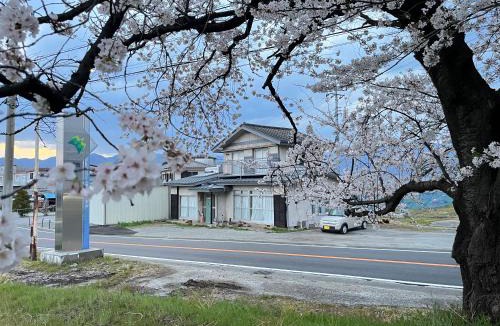 Kofu House | ぶどう畑に囲まれた貸切宿 白百合醸造から徒歩すぐ"Vineyard Vista" Vacation rental short walk from Winery