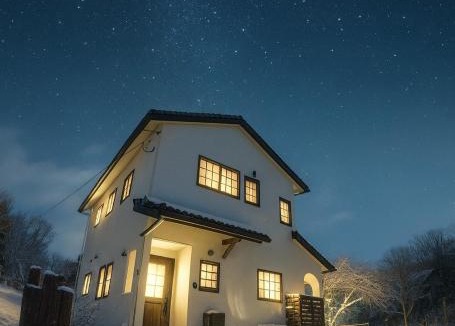 Hokuto House | 八ヶ岳南麓の貸切宿 駅徒歩5分 清里テラスまで車で15分 テラスでバーベキュー 広い庭と遊具付き 富士山と南アルプスを望む宿