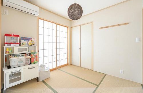 Katasekaigan Villa | 江の島エリア 駅徒歩5分の広々モダン一軒家 最大8名 無料駐車場と冬も快適な床暖房あり molle shonan