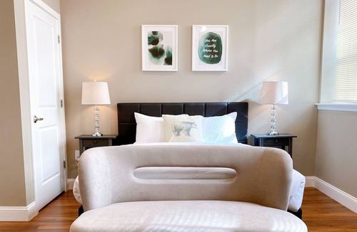 Logan Square Apartment | 浪淘沙 | Pinot Noir Studio at City Hall