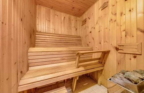 West Oak Trails Villa | 红叶飘飘秋季在16mile 峡谷拥有Sauna room 的美丽独栋别墅