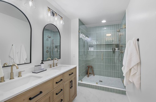 Alabaster House | 1.5 miles to shops & interstate! Family friendly modern townhouse.
