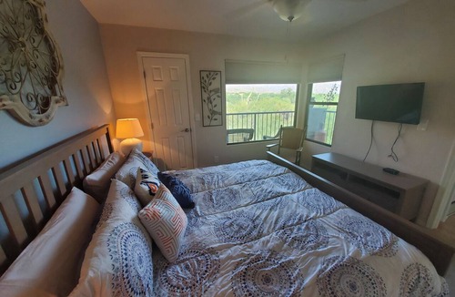 Tucson Condo | 1 Bedrm/Den with Fantastic Mountain Views-Open floor plan- King bed in Master