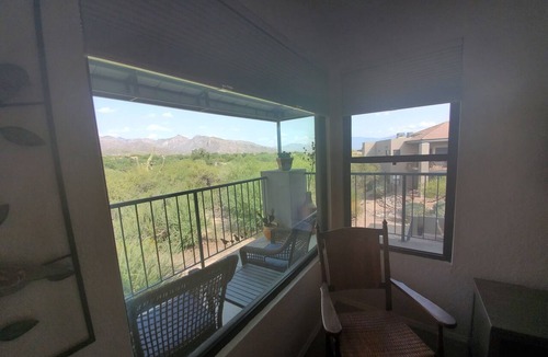 Tucson Condo | 1 Bedrm/Den with Fantastic Mountain Views-Open floor plan- King bed in Master