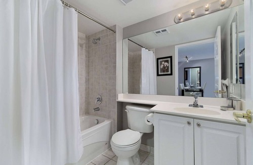 Hurontario Apartment | 1 Bedroom/1 Bathroom Suite