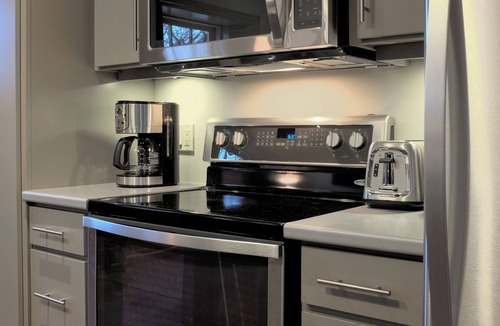 Goderich Apartment | 1 Bedroom Apartment in Beautifully Renovated Heritage Home (apt 2)
