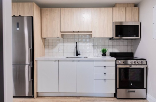 Kitchener Apartment | 1 bedroom Trendy Unit with Living Space and full kitchen in prime location