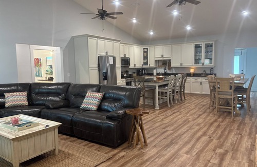 Parker House | 1 block from private bay beach, boat dock with slips, Paddle boards/kayaks, New!