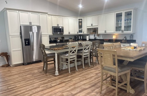 Parker House | 1 block from private bay beach, boat dock with slips, Paddle boards/kayaks, New!