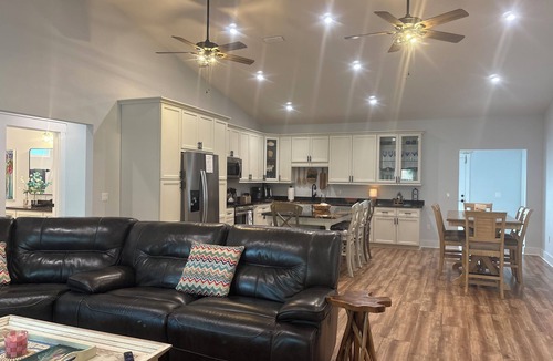 Parker House | 1 block from private bay beach, boat dock with slips, Paddle boards/kayaks, New!