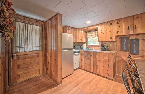 Huntingdon Cabin | 1 Mi to Raystown Lake: 'Wyatt Earp Cabin' w/Deck!