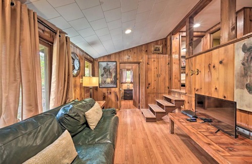 Huntingdon House | 1 Mi to Raystown Lake: 'Wyatt Earp Cabin' w/Deck!