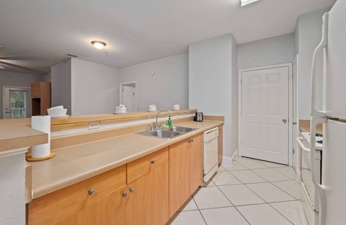 Temple Terrace Condo | 1 MI to USF, Free Pool, GYM!