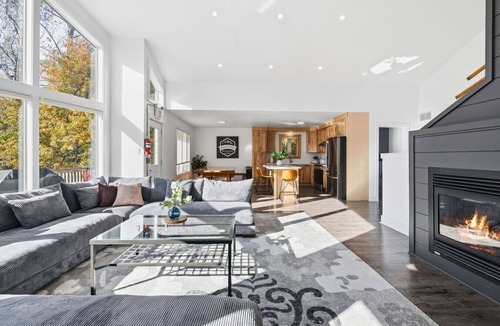 The Blue Mountains House | 10 Bedroom Executive Chalet w/Hot Tub (106 Pilsen Way)