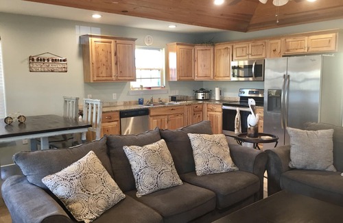 Hackberry House | 10% Discount- Hackberry Hideaway I Waterfront On Lake Calcasieu