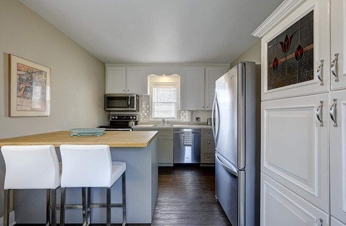 Barrie Apartment | 10% Flash Sale! Premium Apartment: Kitchen, Garden View & Off Street Parking
