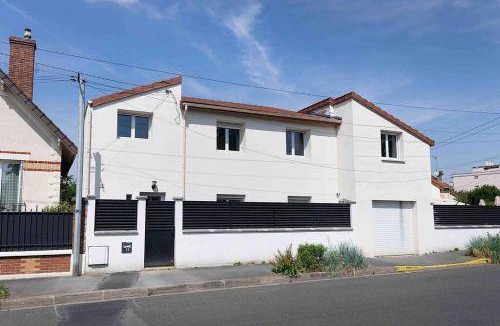 Neuilly-sur-Marne Bed & Breakfast | 100 m² Bed and breakfast ∙ 4 bedrooms ∙ 12 guests