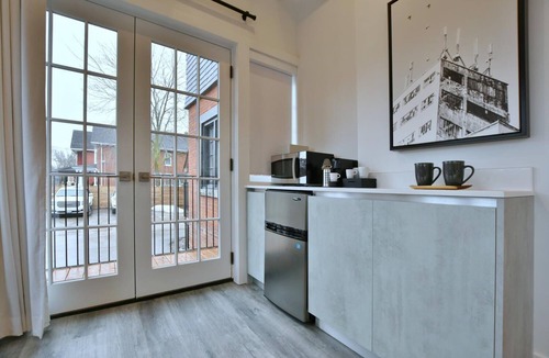 Collingwood Apartment | 102, Deluxe Studio - Downtown Collingwood, Luxury Boutique Hotel.